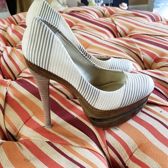 JESSICA SIMPSON SHOES. - Picture 2 of 3